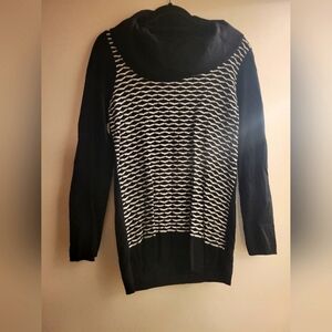Laura petites size Medium cowl neck black & white bold sweater
